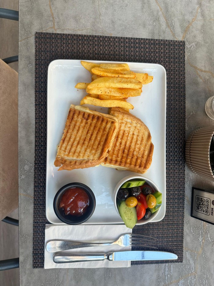 AYVALIK EKMEĞİNE KAŞARLI TOST