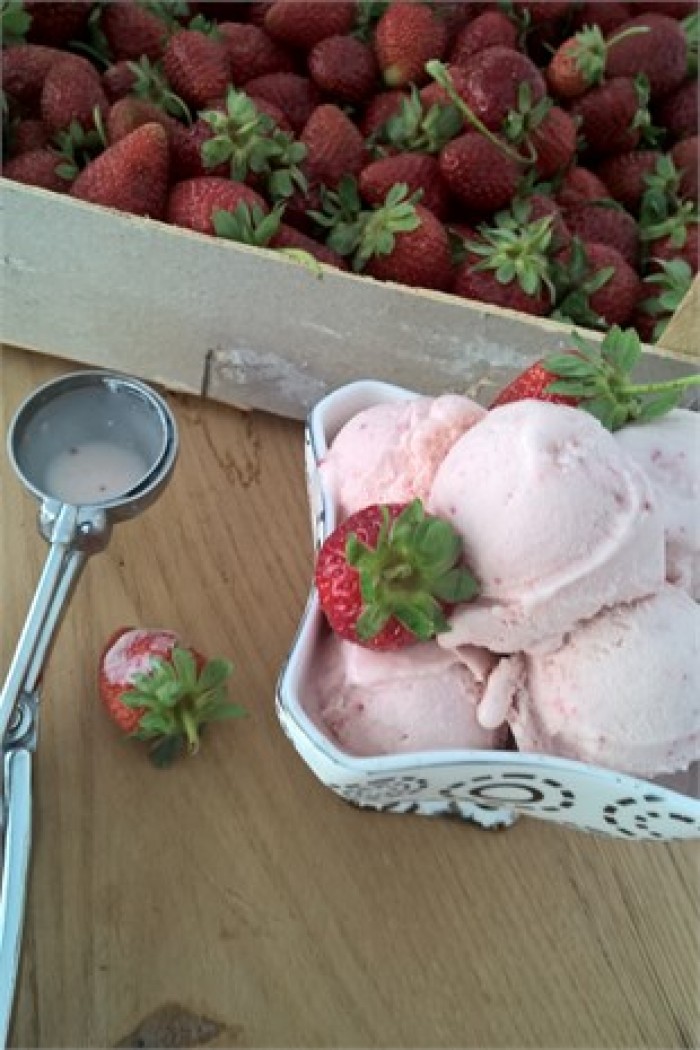 Çilekli Dondurma (1 top)