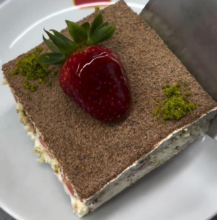 Organik Çilekli Kardelen Tatlısı