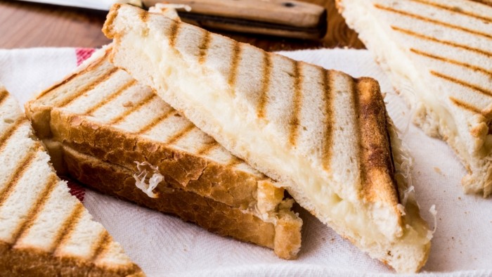 • Pera ~ Kaşarlı Tost